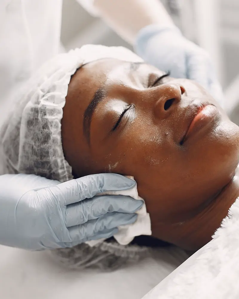 Procedimento de limpeza de pele facial no studio de estética