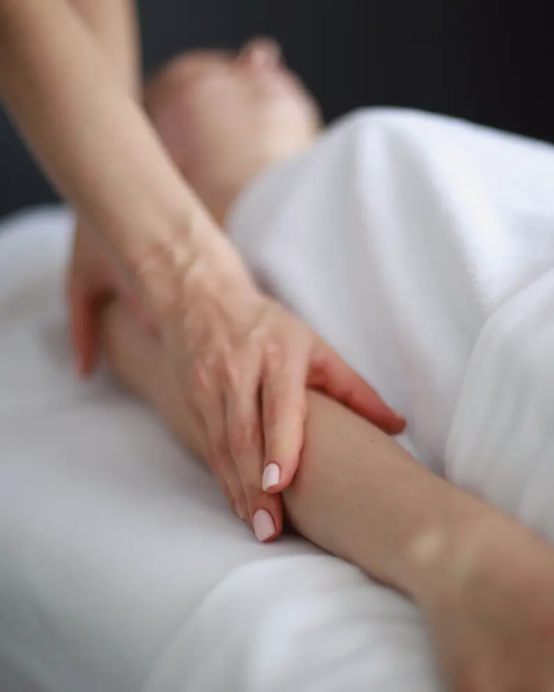 Procedimento de massagem de drenagem linfática no studio de estética