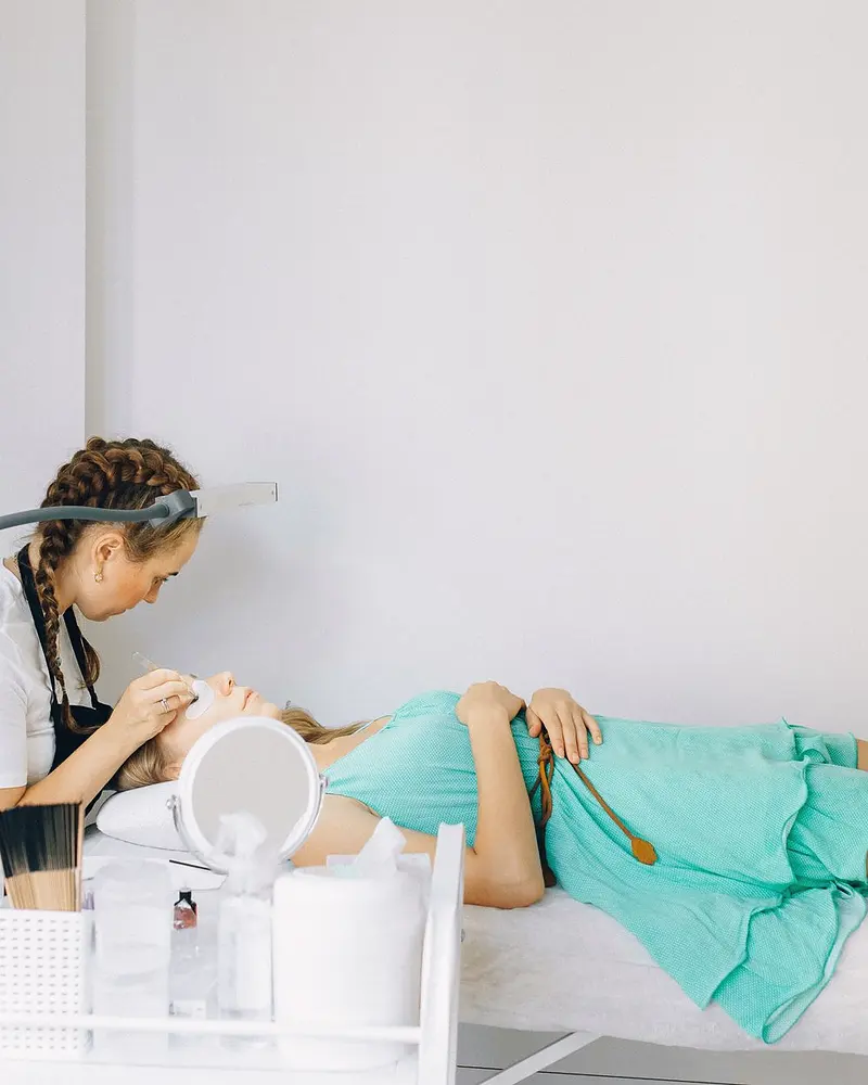 Procedimento de design de sobrancelha no studio de estética