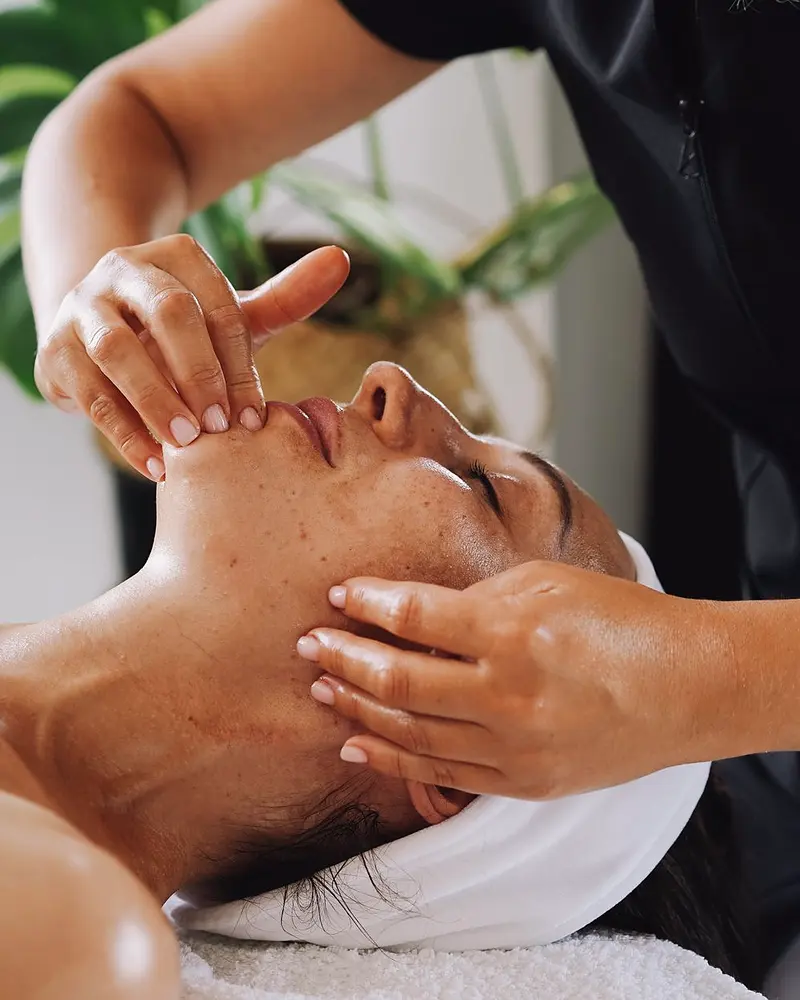 Procedimento de massagem facial no studio de estética